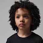 Playera con tipografía para niños talla pequeña Jordan Flight Essentials