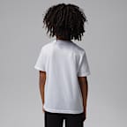 Playera con tipografía para niños talla pequeña Jordan Flight Essentials