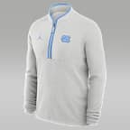 Playera universitaria marca Jordan para hombre Dri-FIT de medio cierre North Carolina Courtside