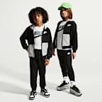 Nike Lifestyle 3-teiliges Set aus Hoodie und T-Shirt für jüngere Kinder