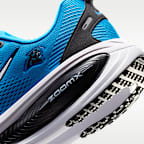 Tenis de correr en pavimento de la NFL para hombre Nike Vomero 18 (Carolina Panthers)