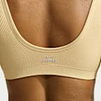 NikeSKIMS Sport-BH mit nahtlosem Rippmaterial und Mikro-U-Ausschnitt