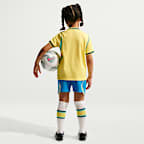 Kit de 3 piezas de fútbol Nike Replica para niños talla pequeña Brazil local 2026 Stadium