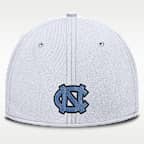 Gorra universitaria marca Jordan para hombre Dri-FIT North Carolina Classic Swooshflex