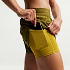 Löparshorts 2-i-1 Nike Swift Dri-FIT med medelhög midja för kvinnor