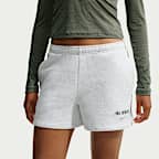 Nike Studio Fleece Mid-Rise-Shorts aus mittelschwerem Material (Damen)