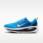 Tenis de correr en pavimento de la NFL para hombre Nike Vomero 18 (Carolina Panthers)