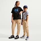 Pants cargo para niños talla grande Nike Sportswear Club Fleece