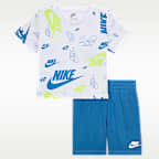 Nike スポーツウェア ベビー プリント Tシャツ アンド ライトウェイト フレンチテリー ショートパンツ セットアップ