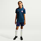 Playera de futbol de manga corta Nike de tejido Knit Dri-FIT para niños talla grande C.D. Guadalajara Academy Pro