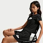 กางเกงขาสั้นเอวปานกลางผู้หญิง Nike Sportswear Club Fleece