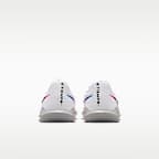 Tacos de fútbol de corte low para cancha cubierta Nike Jr. Tiempo Maestro Club