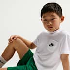 Nike Sportswear Set aus T-Shirt mit Tasche und French Terry-Shorts (jüngere Kinder)