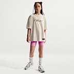 เสื้อยืดขนาดโอเวอร์ไซส์เด็กโต Nike Sportswear (หญิง)