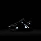 Tenis con detalles reflejantes para niños talla pequeña Nike Vomero 5
