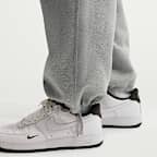 Nike Solo Swoosh Fleece-Hose mit offenem Saum (Herren)