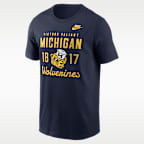 Playera universitaria Nike para hombre Michigan Legacy Stacked Est