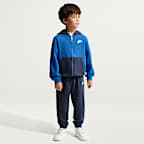 Nike Lifestyle 3-teiliges Set aus Hoodie und T-Shirt für jüngere Kinder