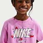 Playera de corte cuadrado para niños talla pequeña Nike Cherry