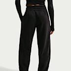 Joggers de tejido Fleece Therma-FIT de tiro medio para mujer Nike One