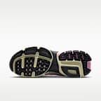 รองเท้าผู้หญิง Nike V2K Run พร้อมส่วนเน้นสะท้อนแสง