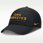 Gorra universitaria Nike Dri-FIT ajustable para hombre Iowa On-Field Club Gameday