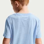 Conjunto de playera con gráfico "Just Do It" y shorts de malla para niños talla pequeña Nike Sportswear