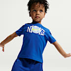 Conjunto de playera y shorts de futbol con gráficos infantil Nike