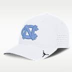 Gorra universitaria Dri-FIT marca Jordan para hombre North Carolina Sideline Practice