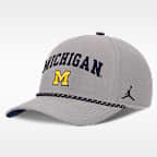 Gorra universitaria marca Jordan ajustable para hombre Michigan Rise Rope