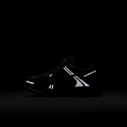 Tenis con detalles reflejantes para niños talla pequeña Nike Vomero 5