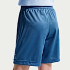 Conjunto de playera con gráfico "Just Do It" y shorts de malla para niños talla pequeña Nike Sportswear