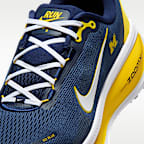 Tenis de correr en pavimento para hombre Nike College Vomero 18 (Michigan)