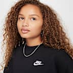 Sweatshirt Nike Sportswear Club Fleece med rund hals och rymlig passform för tjejer