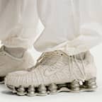 Pants ligeros de tiro medio con protección UV para mujer Nike Sportswear