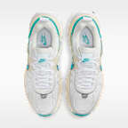 Tenis con detalles reflejantes para mujer Nike V2K Run