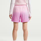 กางเกงขาสั้นเอวปานกลางผู้หญิง Nike Sportswear Phoenix Fleece