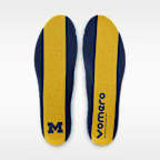 Tenis de correr en pavimento para hombre Nike College Vomero 18 (Michigan)