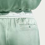 Nike Sportswear laza szabású, középmagas derekú női szatén rövidnadrág