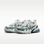 รองเท้าผู้หญิง Nike V2K Run พร้อมส่วนเน้นสะท้อนแสง