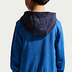 Nike Lifestyle 3-teiliges Set aus Hoodie und T-Shirt für jüngere Kinder