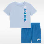 Conjunto de t-shirt com grafismo "Just Do It" e calções de rede Nike Sportswear para bebé