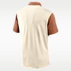 Polo universitario Nike Dri-FIT para hombre Texas Vapor Primary Logo