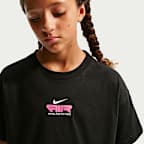 Nike Sportswear T-skjorte med firkantet passform til store barn (jente)