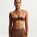 NikeSKIMS Satin Shine Sport-BH mit tiefem Ausschnitt