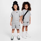 Conjunto de cuello redondo de dos piezas Nike para niños talla pequeña
