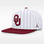 Gorra universitaria marca Jordan Dri-FIT ajustable para hombre Oklahoma Primetime Pin Stripe 2-Tone