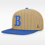 Gorra universitaria marca Jordan Dri-FIT ajustable para hombre UCLA Primetime Pin Stripe 2-Tone