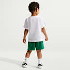 Conjunto de playera con bolsillo y shorts de French Terry para bebé Nike Sportswear
