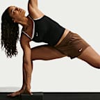 Nike One Dri-FIT dameshorts med mellomhøyt liv og innershorts (8 cm)